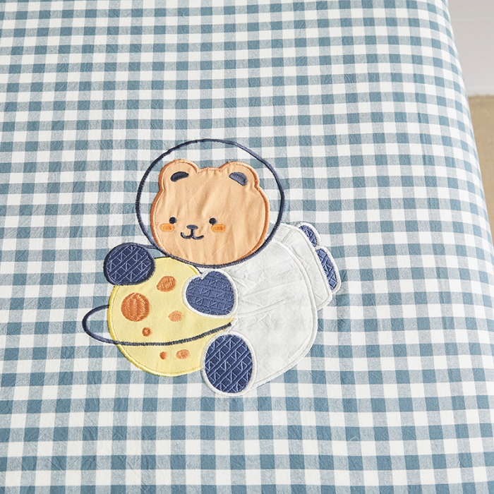 91家纺网 家纺一手货源 找家纺 荷马之梦 2022新款全棉色织水洗棉绣花床笠-童梦系列格小熊