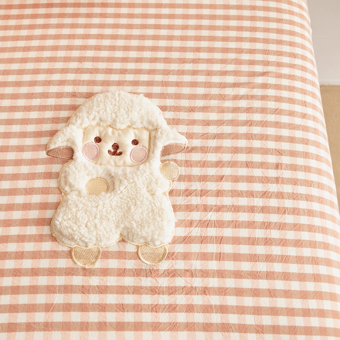 91家纺网 家纺一手货源 找家纺 荷马之梦 2022新款全棉色织水洗棉绣花床笠-童梦系列格小羊