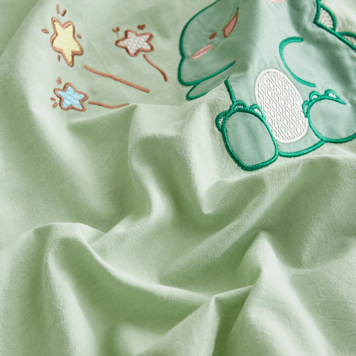 91家纺网 家纺一手货源 找家纺 荷马之梦 2022新款全棉色织水洗棉绣花床笠-童梦萌萌恐龙