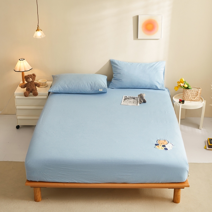 91家纺网 家纺一手货源 找家纺 荷马之梦 2022新款全棉色织水洗棉绣花床笠-童梦系列星球熊