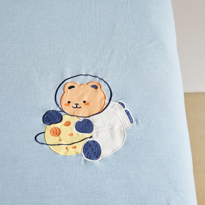 91家纺网 家纺一手货源 找家纺 荷马之梦 2022新款全棉色织水洗棉绣花床笠-童梦系列星球熊