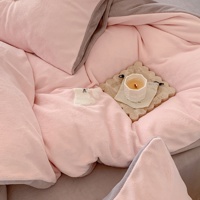 91家纺网 家纺一手货源 找家纺 （总）时年 2022新款牛奶绒毛巾绣四件套