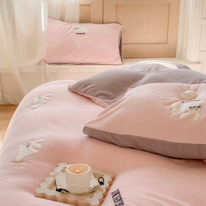 91家纺网 家纺一手货源 找家纺 时年 2022新款牛奶绒毛巾绣四件套 邦尼兔-粉