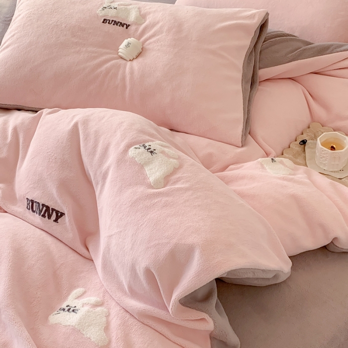 91家纺网 家纺一手货源 找家纺 时年 2022新款牛奶绒毛巾绣四件套 邦尼兔-粉