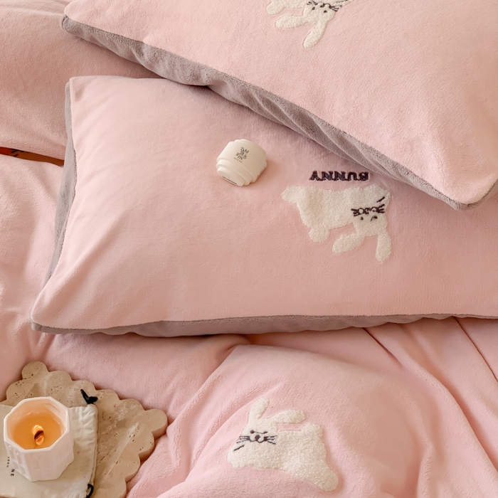 91家纺网 家纺一手货源 找家纺 时年 2022新款牛奶绒毛巾绣四件套 邦尼兔-粉