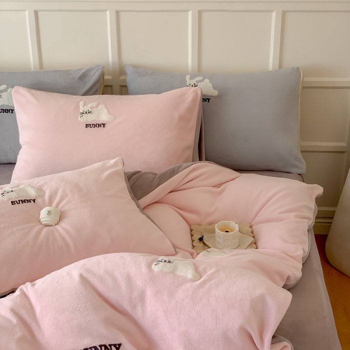 91家纺网 家纺一手货源 找家纺 时年 2022新款牛奶绒毛巾绣四件套 邦尼兔-粉