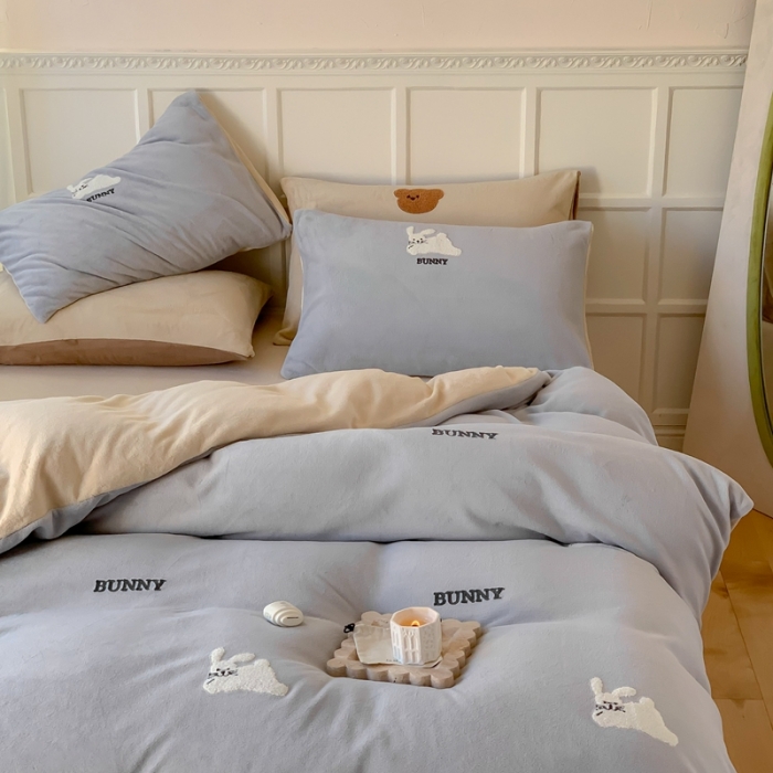 91家纺网 家纺一手货源 找家纺 时年 2022新款牛奶绒毛巾绣四件套 邦尼兔-灰