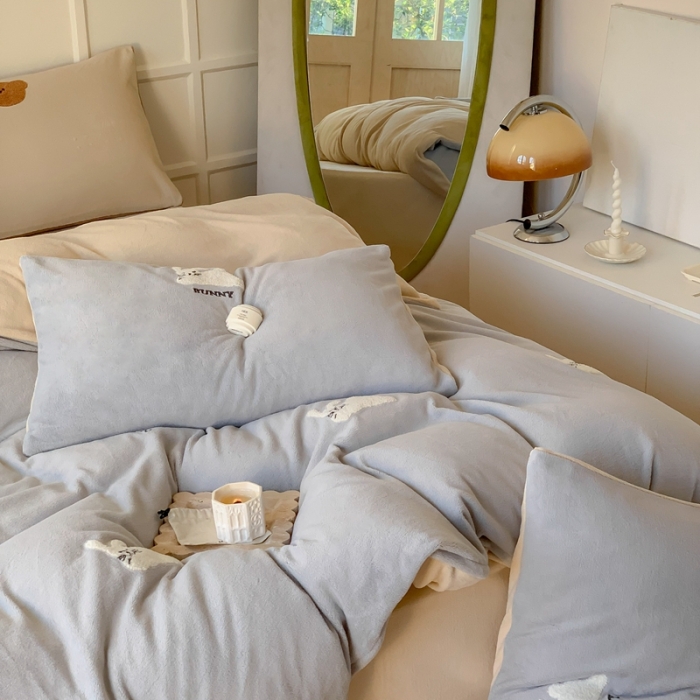 91家纺网 家纺一手货源 找家纺 时年 2022新款牛奶绒毛巾绣四件套 邦尼兔-灰