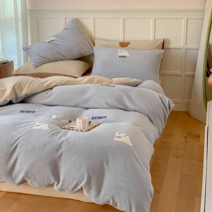 91家纺网 家纺一手货源 找家纺 时年 2022新款牛奶绒毛巾绣四件套 邦尼兔-灰