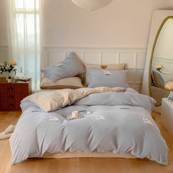 91家纺网 家纺一手货源 找家纺 时年 2022新款牛奶绒毛巾绣四件套 邦尼兔-灰