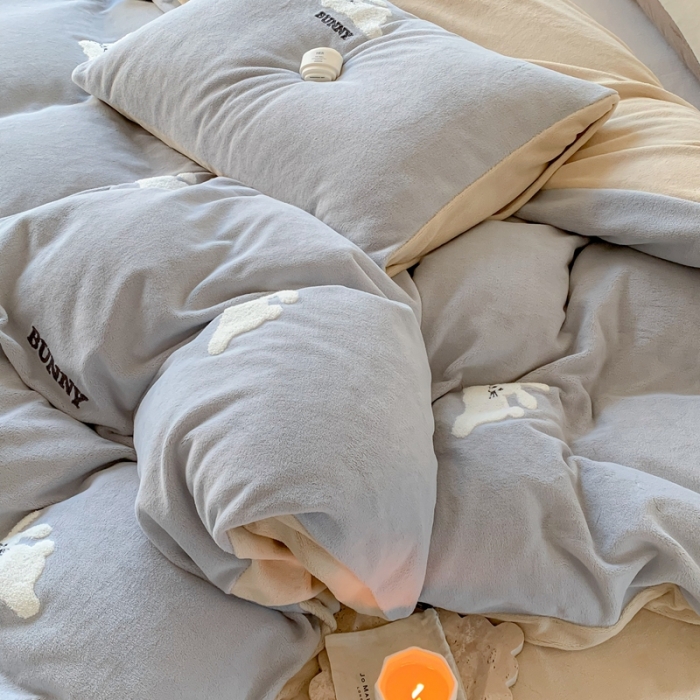 91家纺网 家纺一手货源 找家纺 时年 2022新款牛奶绒毛巾绣四件套 邦尼兔-灰