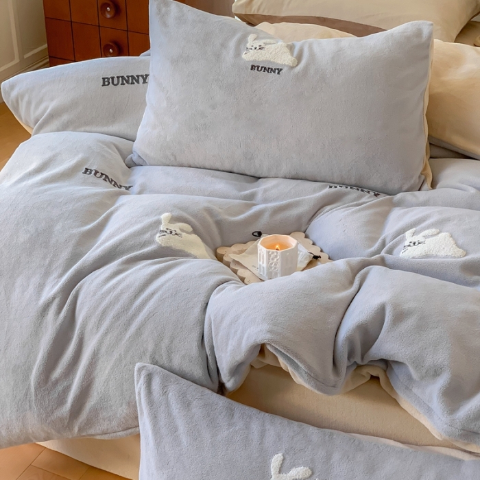 91家纺网 家纺一手货源 找家纺 时年 2022新款牛奶绒毛巾绣四件套 邦尼兔-灰