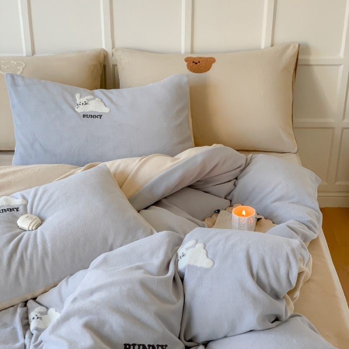 91家纺网 家纺一手货源 找家纺 时年 2022新款牛奶绒毛巾绣四件套 邦尼兔-灰