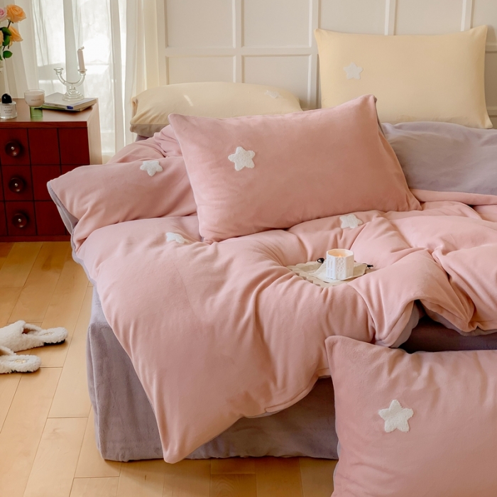 91家纺网 家纺一手货源 找家纺 时年 2022新款牛奶绒毛巾绣四件套 幻梦星空-粉