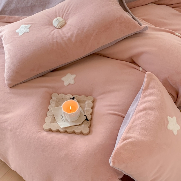 91家纺网 家纺一手货源 找家纺 时年 2022新款牛奶绒毛巾绣四件套 幻梦星空-粉