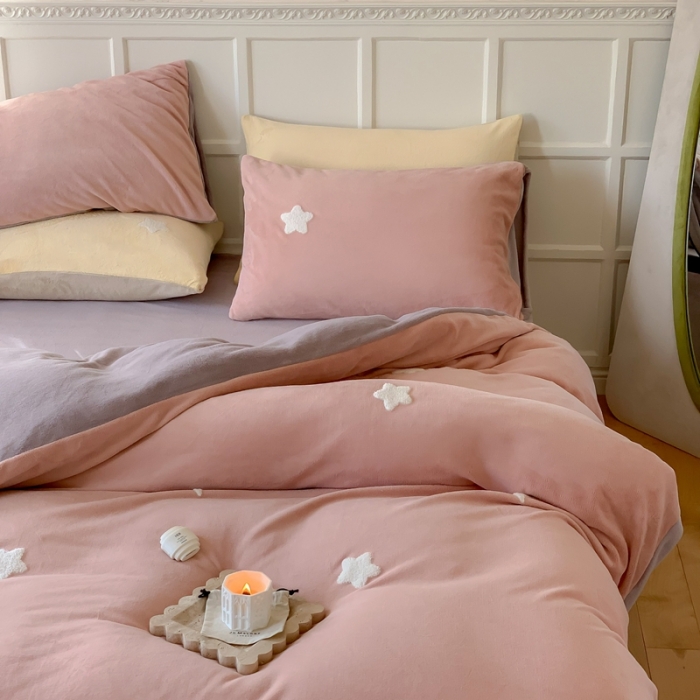 91家纺网 家纺一手货源 找家纺 时年 2022新款牛奶绒毛巾绣四件套 幻梦星空-粉