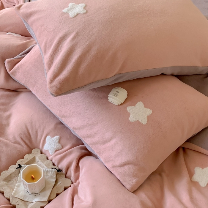 91家纺网 家纺一手货源 找家纺 时年 2022新款牛奶绒毛巾绣四件套 幻梦星空-粉