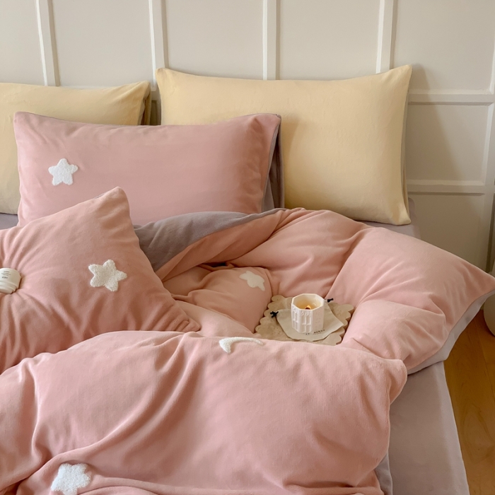 91家纺网 家纺一手货源 找家纺 时年 2022新款牛奶绒毛巾绣四件套 幻梦星空-粉