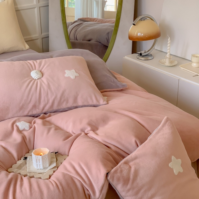 91家纺网 家纺一手货源 找家纺 时年 2022新款牛奶绒毛巾绣四件套 幻梦星空-粉