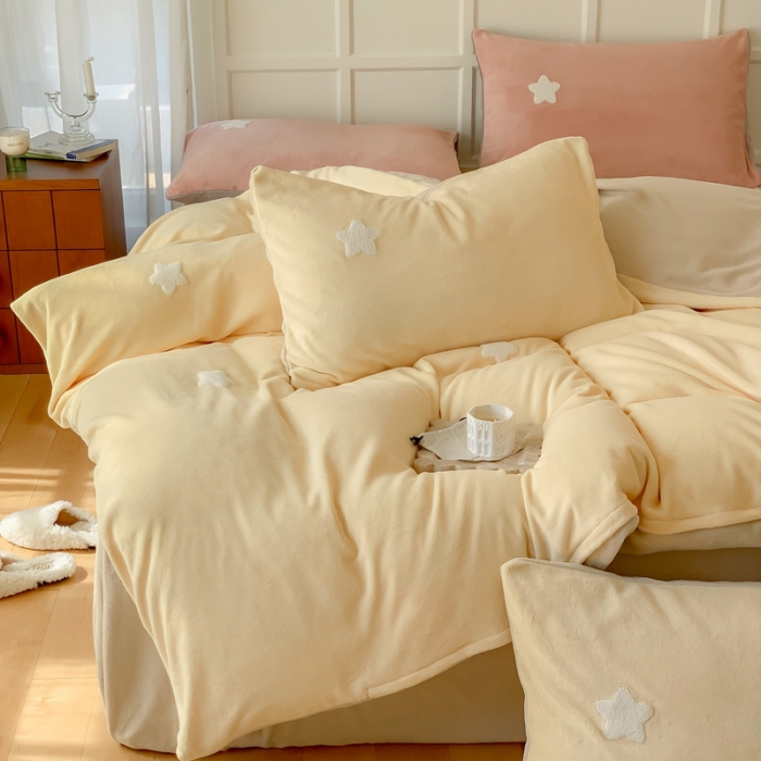 91家纺网 家纺一手货源 找家纺 时年 2022新款牛奶绒毛巾绣四件套 幻梦星空-黄