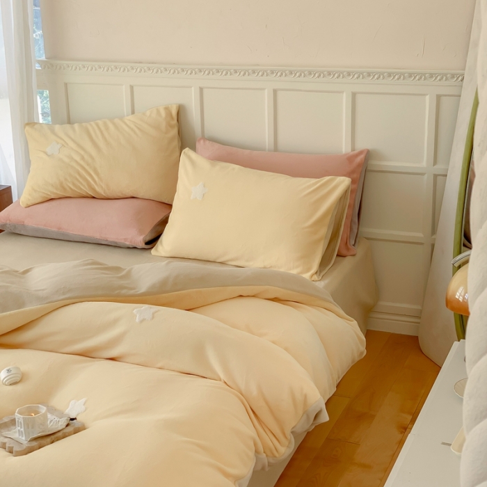 91家纺网 家纺一手货源 找家纺 时年 2022新款牛奶绒毛巾绣四件套 幻梦星空-黄