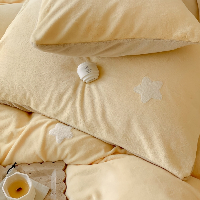 91家纺网 家纺一手货源 找家纺 时年 2022新款牛奶绒毛巾绣四件套 幻梦星空-黄