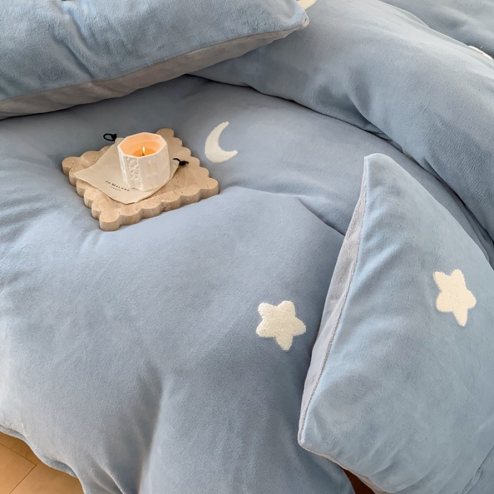 91家纺网 家纺一手货源 找家纺 时年 2022新款牛奶绒毛巾绣四件套 幻梦星空-蓝