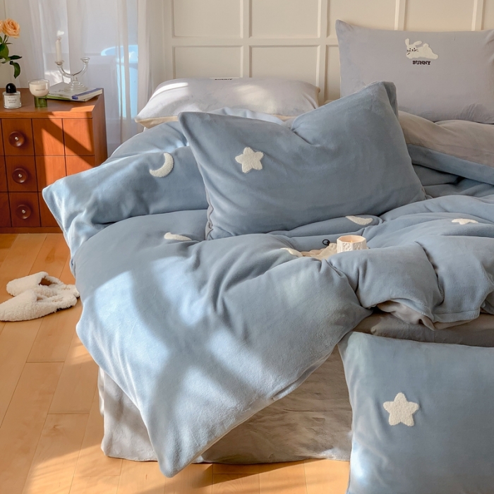 91家纺网 家纺一手货源 找家纺 时年 2022新款牛奶绒毛巾绣四件套 幻梦星空-蓝