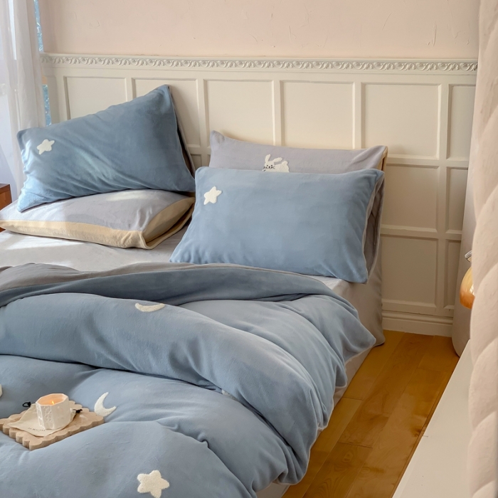 91家纺网 家纺一手货源 找家纺 时年 2022新款牛奶绒毛巾绣四件套 幻梦星空-蓝