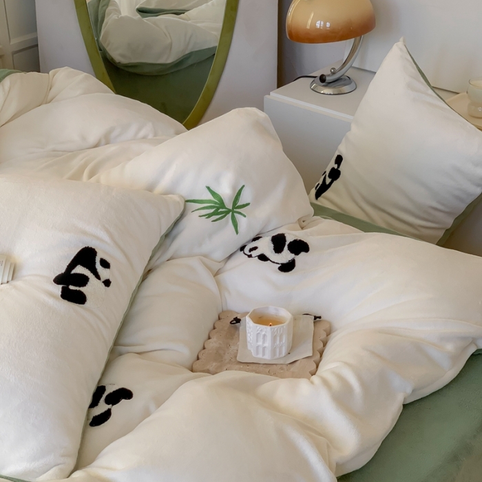 91家纺网 家纺一手货源 找家纺 时年 2022新款牛奶绒毛巾绣四件套 熊猫嘟嘟