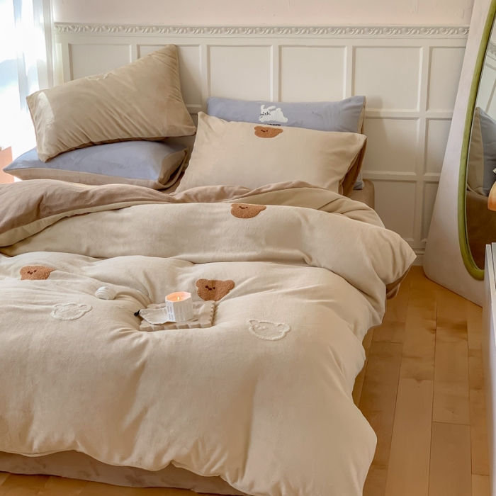 91家纺网 家纺一手货源 找家纺 时年 2022新款牛奶绒毛巾绣四件套 熊崽崽