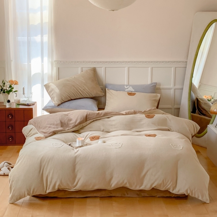 91家纺网 家纺一手货源 找家纺 时年 2022新款牛奶绒毛巾绣四件套 熊崽崽