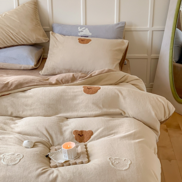 91家纺网 家纺一手货源 找家纺 时年 2022新款牛奶绒毛巾绣四件套 熊崽崽