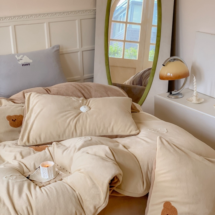 91家纺网 家纺一手货源 找家纺 时年 2022新款牛奶绒毛巾绣四件套 熊崽崽