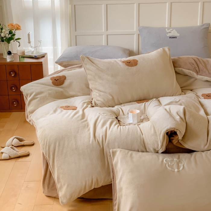 91家纺网 家纺一手货源 找家纺 时年 2022新款牛奶绒毛巾绣四件套 熊崽崽