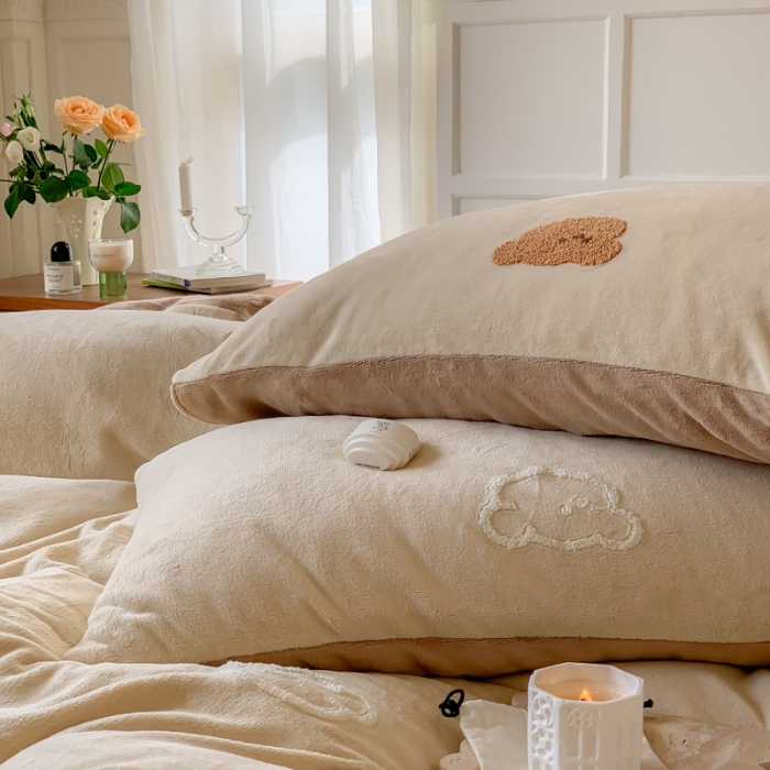 91家纺网 家纺一手货源 找家纺 时年 2022新款牛奶绒毛巾绣四件套 熊崽崽