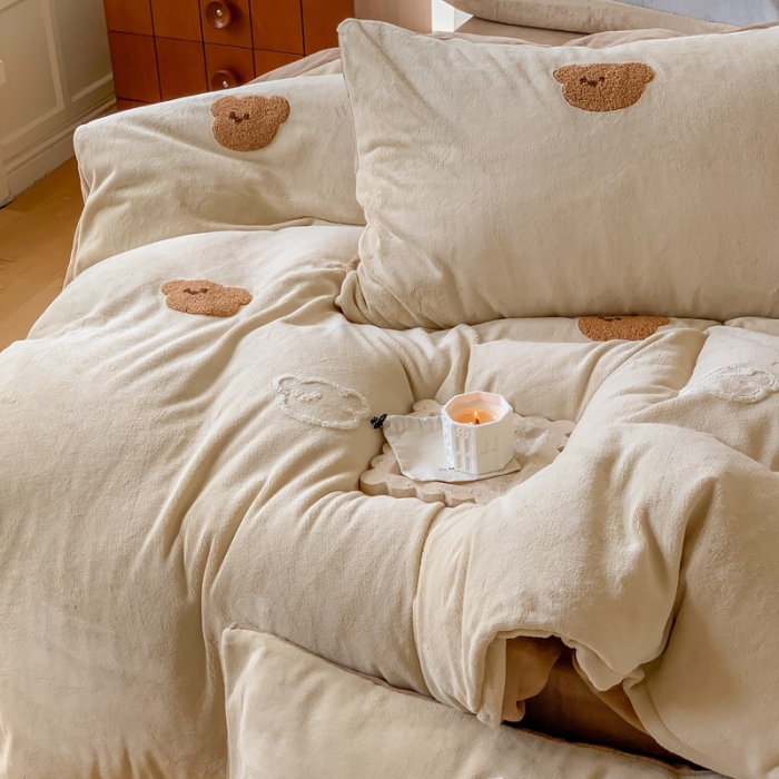 91家纺网 家纺一手货源 找家纺 时年 2022新款牛奶绒毛巾绣四件套 熊崽崽