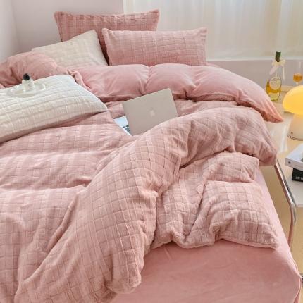 91家纺网 家纺一手货源 找家纺 仟网汇 2022新款獭兔毛立体剪花牛奶绒四件套 蜜桃粉