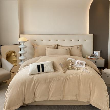 91家纺网 家纺一手货源 找家纺 魅都新款高克重牛奶绒刺绣款四件套 卡其