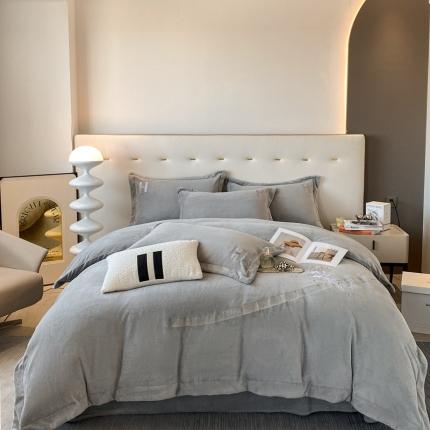 91家纺网 家纺一手货源 找家纺 魅都新款高克重牛奶绒刺绣款四件套 浅灰