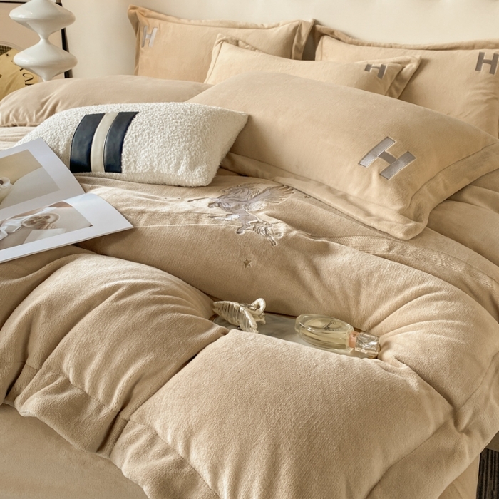 91家纺网 家纺一手货源 找家纺 魅都新款高克重牛奶绒刺绣款四件套 卡其