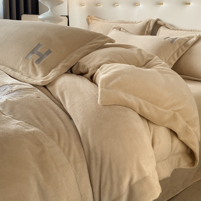 91家纺网 家纺一手货源 找家纺 魅都新款高克重牛奶绒刺绣款四件套 卡其