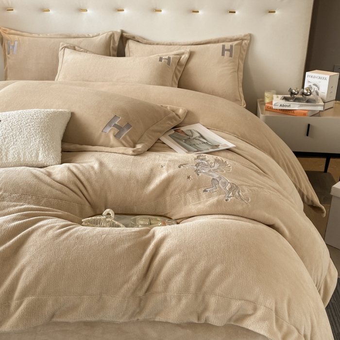 91家纺网 家纺一手货源 找家纺 魅都新款高克重牛奶绒刺绣款四件套 卡其