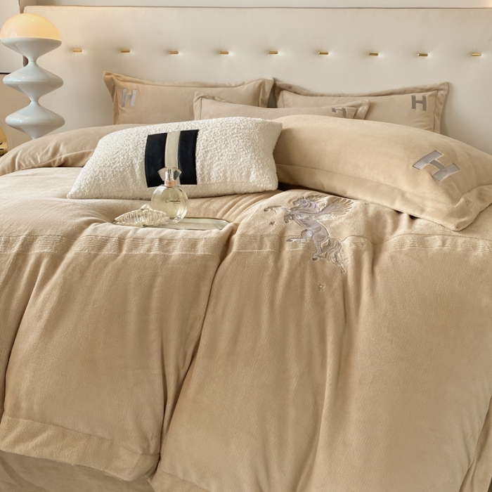 91家纺网 家纺一手货源 找家纺 魅都新款高克重牛奶绒刺绣款四件套 卡其