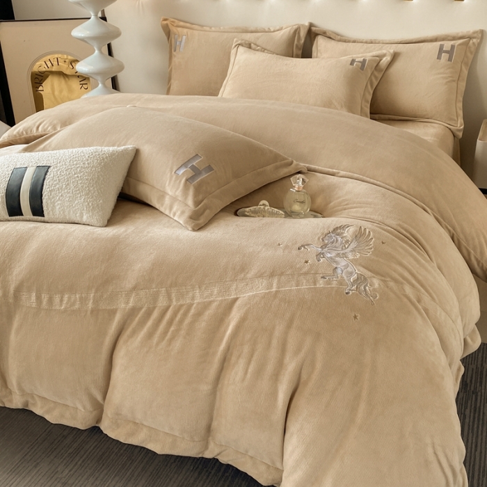 91家纺网 家纺一手货源 找家纺 魅都新款高克重牛奶绒刺绣款四件套 卡其