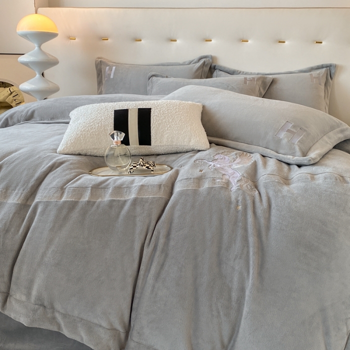 91家纺网 家纺一手货源 找家纺 魅都新款高克重牛奶绒刺绣款四件套 浅灰