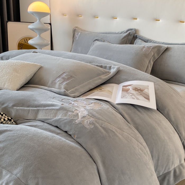 91家纺网 家纺一手货源 找家纺 魅都新款高克重牛奶绒刺绣款四件套 浅灰