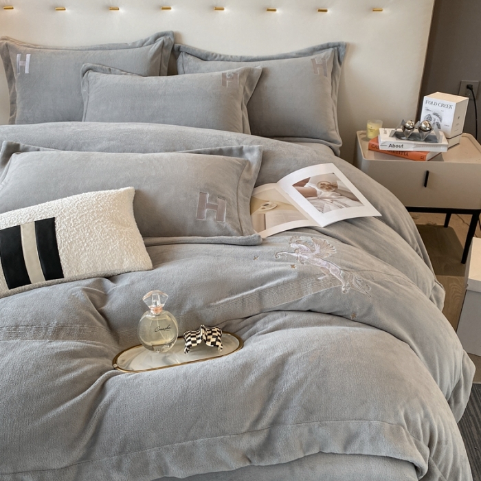 91家纺网 家纺一手货源 找家纺 魅都新款高克重牛奶绒刺绣款四件套 浅灰