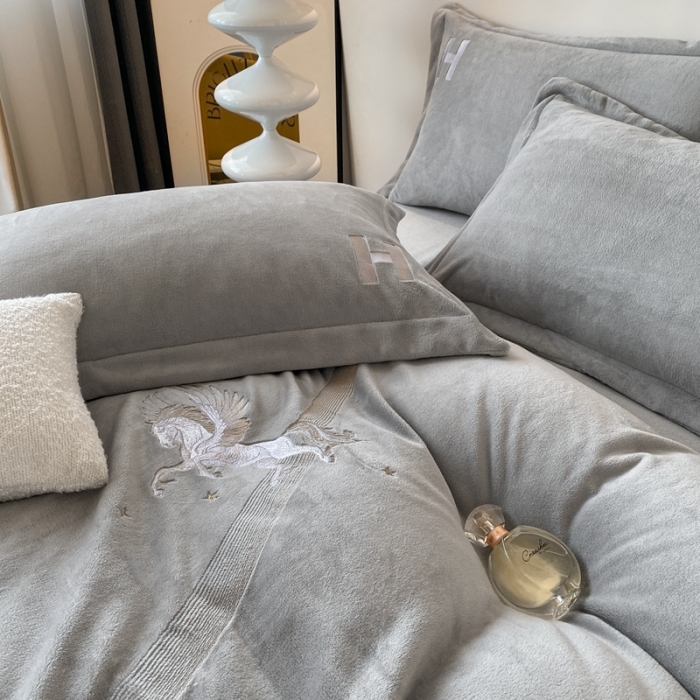 91家纺网 家纺一手货源 找家纺 魅都新款高克重牛奶绒刺绣款四件套 浅灰