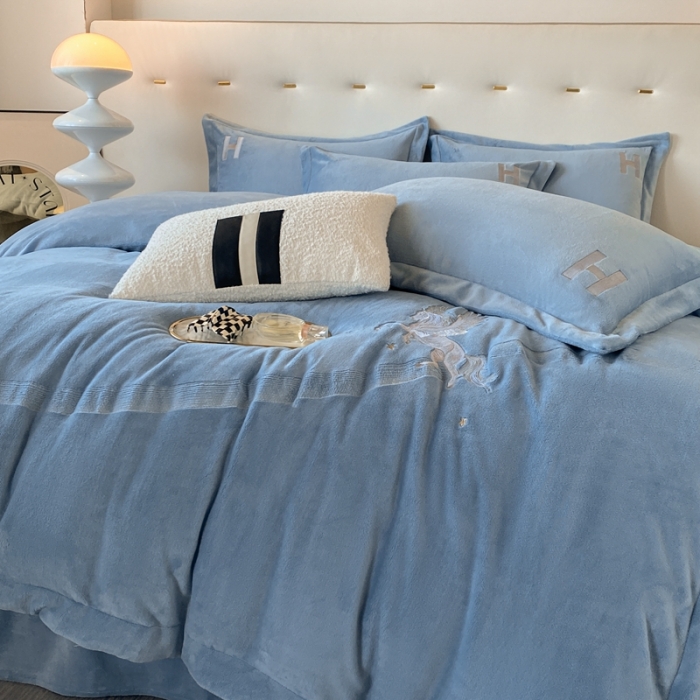 91家纺网 家纺一手货源 找家纺 魅都新款高克重牛奶绒刺绣款四件套 浅蓝